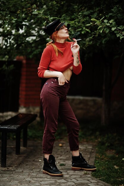Modeporträt des rothaarigen sexy Mädchens im Freien Modell attraktive Verführungsfrau mit Zigarette