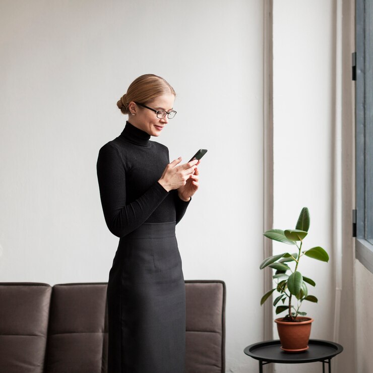 Kostenlose Foto moder frau stehend und mit handy