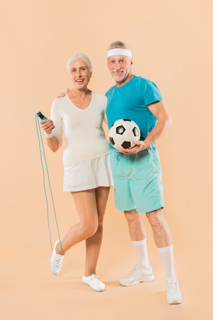 Kostenloses Foto moderne ältere paare mit springseil und fußball