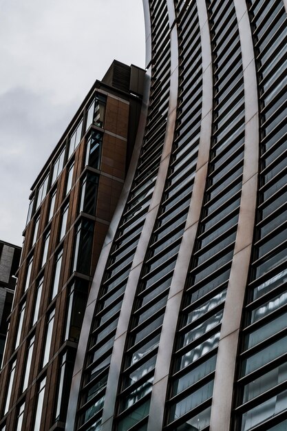 Moderne Bürogebäude des Wolkenkratzers in der Stadt