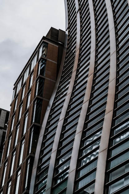 Moderne Bürogebäude des Wolkenkratzers in der Stadt