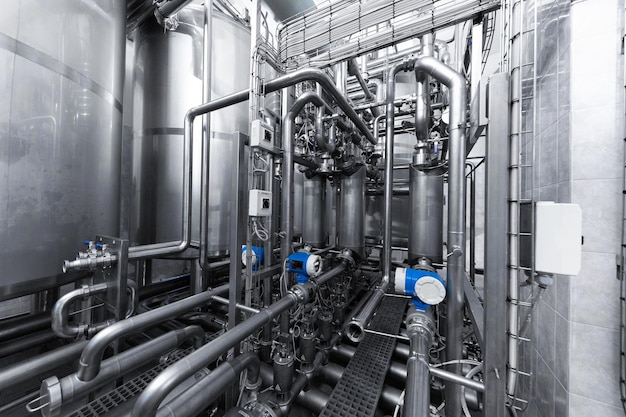 Moderne chemische Produktion Ausrüstung im Hintergrund der Herstellung