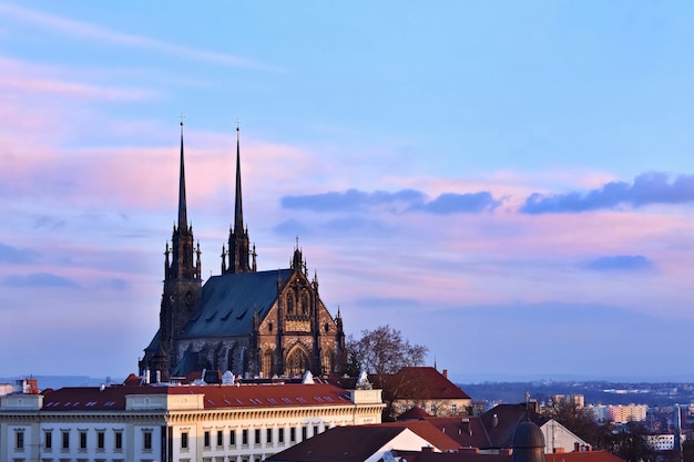 Moderne Dorf mit Himmel im Hintergrund