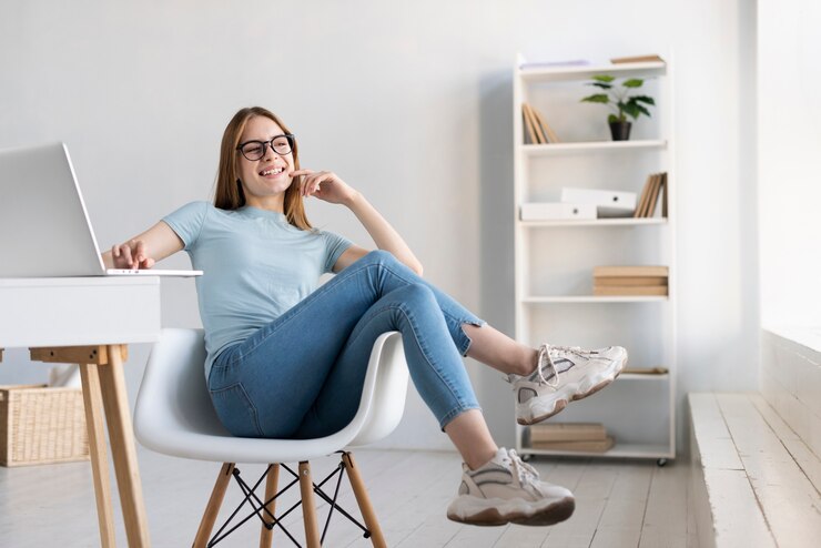 Kostenlose Foto moderne frau der totalen, die auf ihrem stuhl sich entspannt
