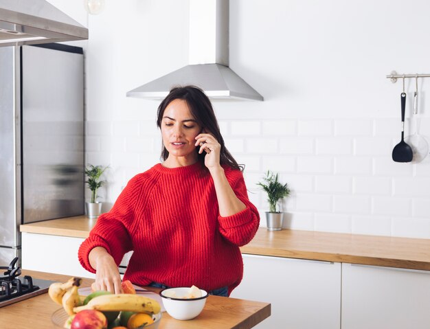 Moderne Frau, die am Telefon spricht