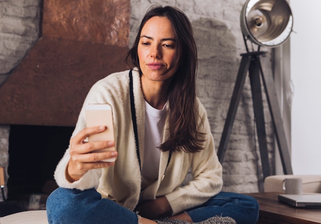 Kostenloses Foto moderne frau, die ein selfie nimmt