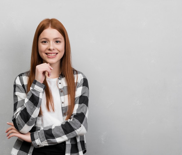 Moderne Frau, die im Studio aufwirft