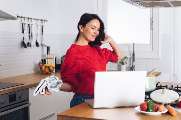 Moderne Frau, die Laptop verwendet