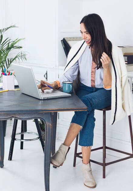 Moderne Frau, die Laptop verwendet