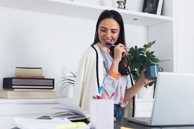 Moderne Frau, die Laptop verwendet