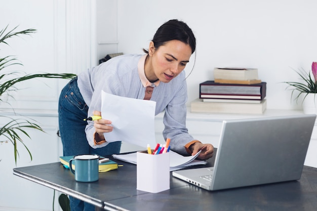 Moderne Frau, die Laptop verwendet