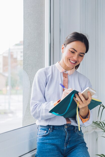 Moderne Frau mit Notizbuch