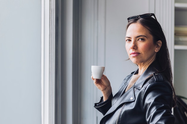 Moderne Frau trinkt Kaffee