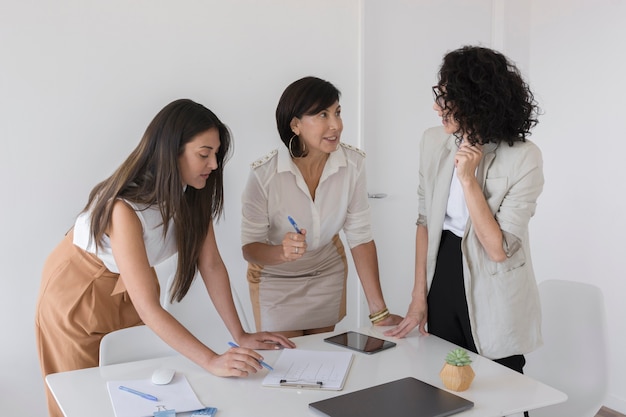 Moderne Geschäftsfrauen, die zusammen an einem Projekt arbeiten