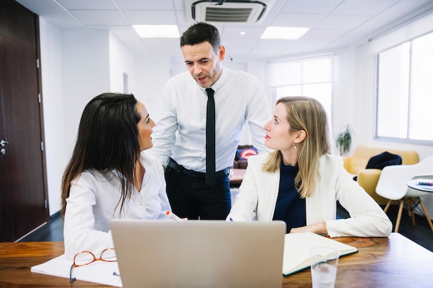 Kostenloses Foto moderne geschäftsleute im büro