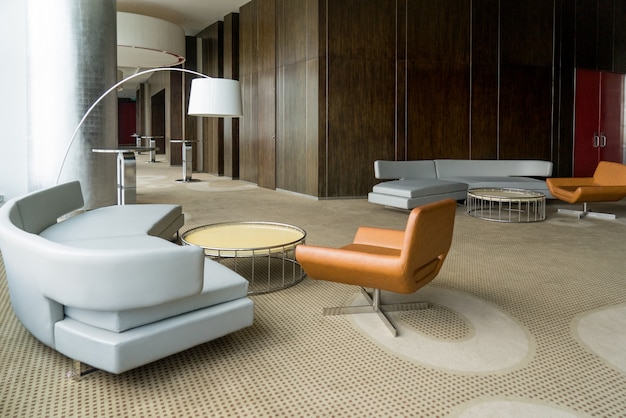 Moderne Hotellobby mit Flur oder Office-Lounge.