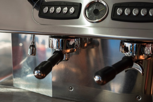 Moderne italienische Kaffeemaschine der Nahaufnahme