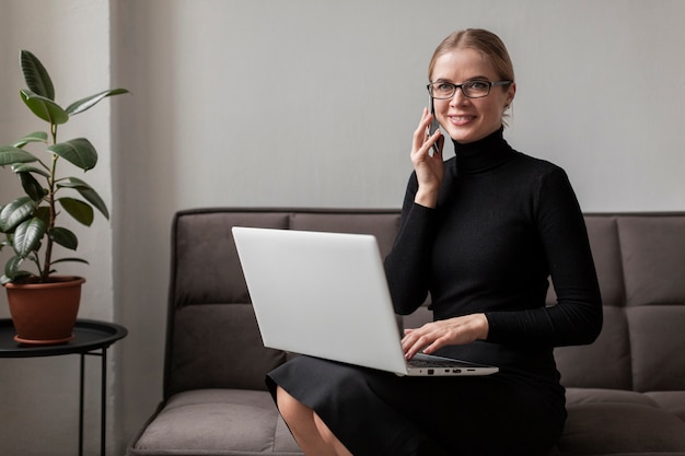 Moderne junge Frau, die über Telefon spricht