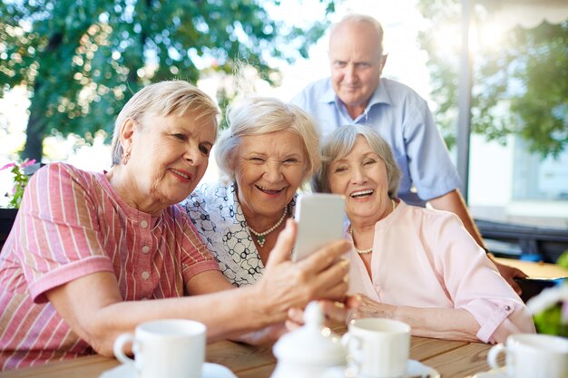 Moderne Senioren, die Foto von selbst machen