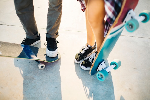 Kostenloses Foto moderne skater beine mit skateboards