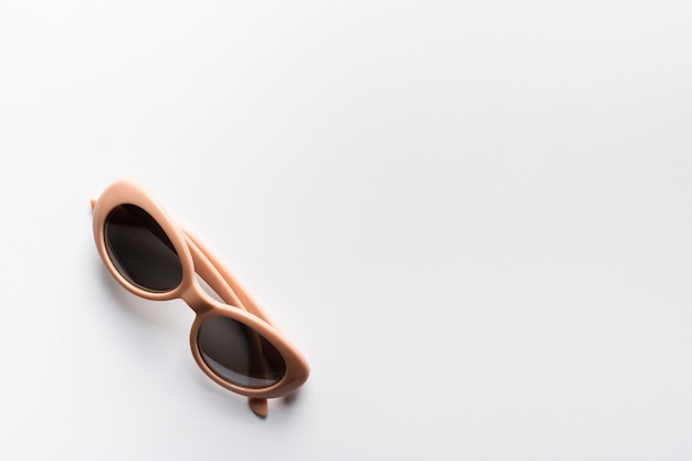 Moderne Sonnenbrille der Draufsicht mit Kopienraum