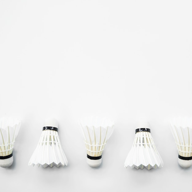 Moderne Sportkomposition mit Badmintonelementen