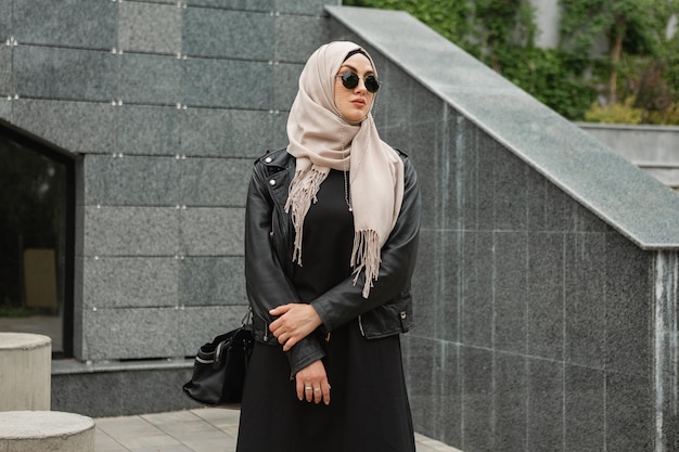 Moderne stilvolle muslimische Frau im Hijab in der Stadtstraße