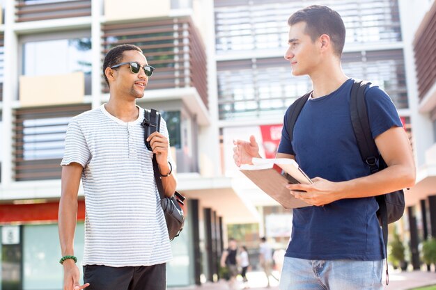 Moderne Studenten teilen Eindrücke nach dem Unterricht