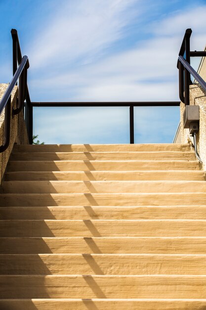 Moderne Treppe mit blauem Himmel