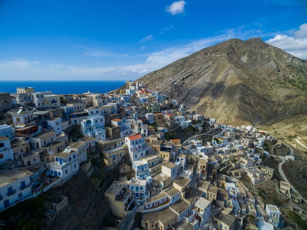 Moderne weiße Gebäude in Karpathos, umgeben von Bergen und Meer