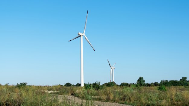 Moderne Windkraftanlagen gegen den blauen Himmel