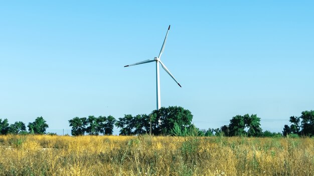 Moderne Windkraftanlagen gegen den blauen Himmel