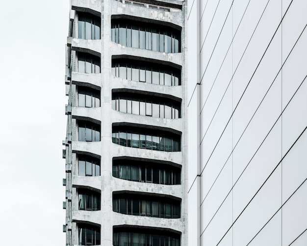 Moderne Wolkenkratzer-Bürogebäude der Nahaufnahme