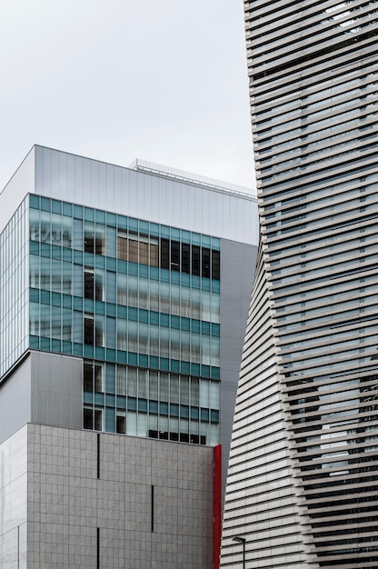 Kostenloses Foto moderne wolkenkratzer im geschäftsviertel