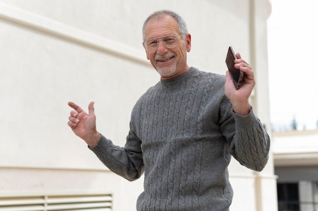 Moderner älterer Mann im Freien