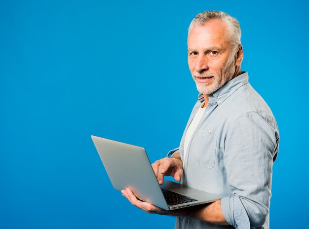 Moderner älterer Mann mit Laptop