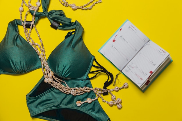 Kostenloses Foto moderner bikini mit agenda