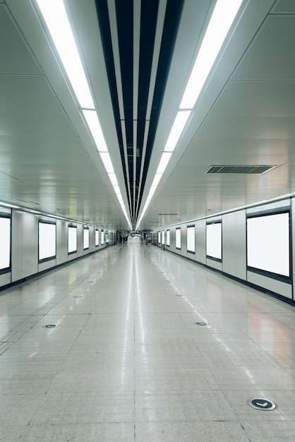 Moderner Flur des Flughafens oder der U-Bahnstation mit leeren Plakaten