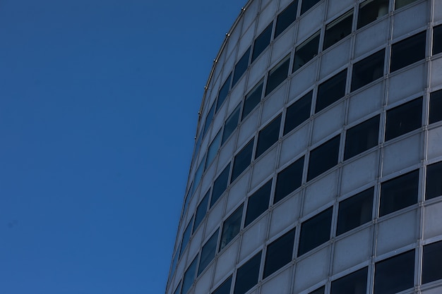 Moderner Glaswolkenkratzerhintergrund mit Himmel- und Wolkenreflexion