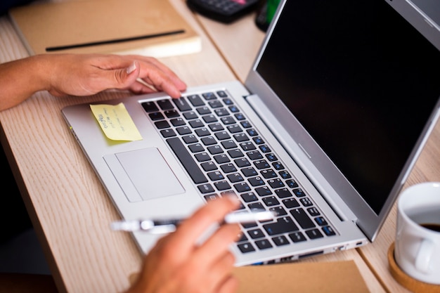 Moderner Laptop des hohen Winkels im Büro