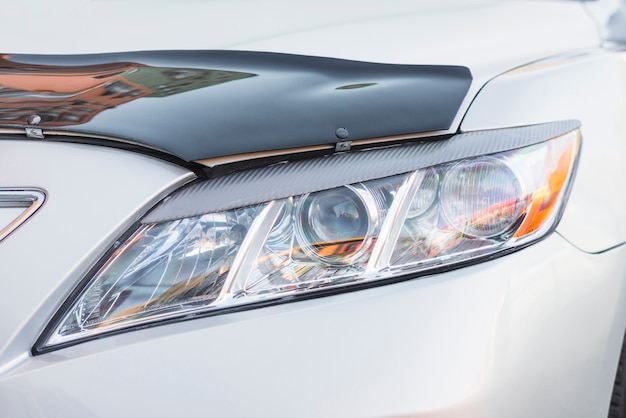 Moderner LED-Scheinwerfer aus silbernem Auto