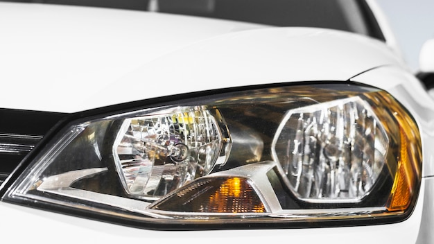 Moderner LED-Scheinwerfer aus weißem Auto