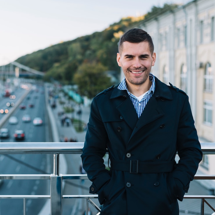 Kostenlose Foto moderner mann auf der brücke