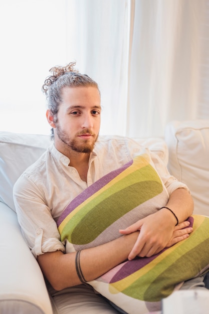 Kostenloses Foto moderner mann auf der couch