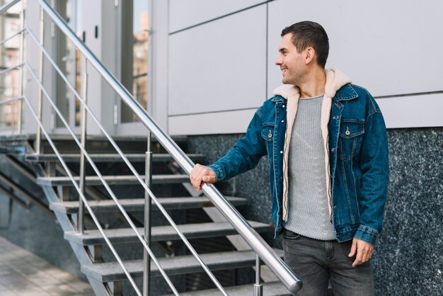 Moderner Mann auf der Treppe