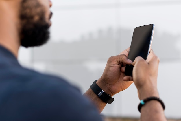 Kostenloses Foto moderner mann, der sein telefon überprüft