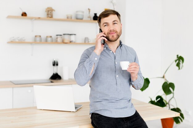 Moderner Mann, der über Telefon spricht