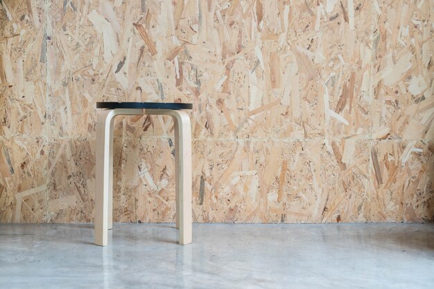 Moderner Stuhl mit Holz Hintergrund
