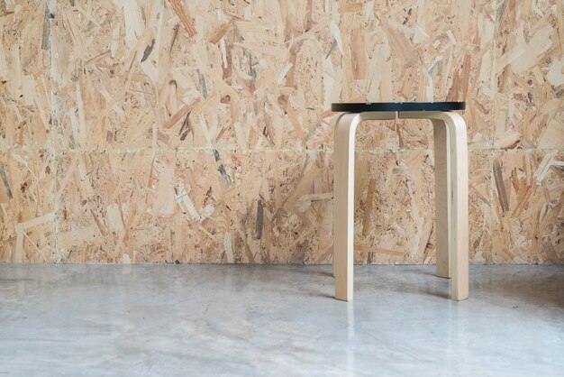 moderner Stuhl mit Holz Hintergrund