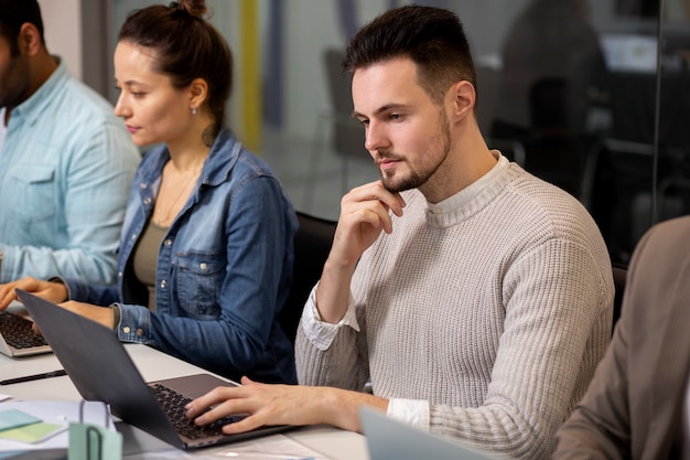 Moderner und ausgestatteter Computerraum